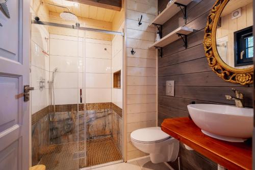 a bathroom with a shower and a toilet and a sink at White & Black in Kołczewo