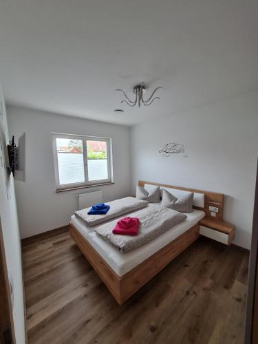 1 dormitorio con cama y ventana en Ferienwohnung Jekarie, en Weimar