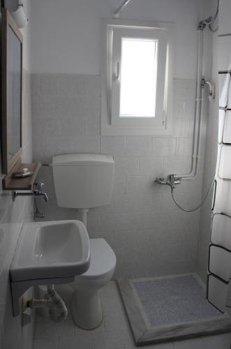 Gallery image of Eirini's Rooms in Azolimnos
