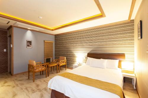 Ένα ή περισσότερα κρεβάτια σε δωμάτιο στο Sahara Hotel
