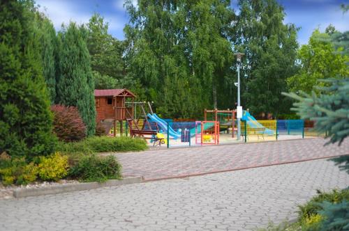 un parque con parque infantil con tobogán en Hotel Manhatan, 