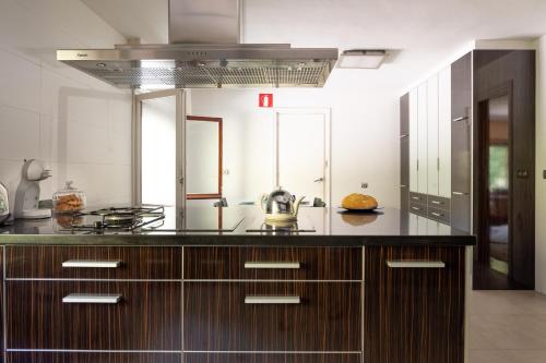 Il comprend une cuisine équipée d'une cuisinière et d'un comptoir. dans l'établissement Fidalsa Relax Inn, à Urduliz