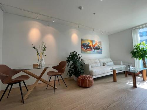 Ruang duduk di Exclusive apartment, sea view to Oslo fjord, located on water in Oslo center