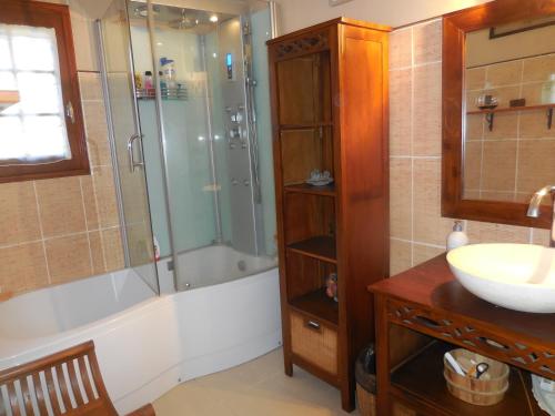y baño con bañera, lavamanos y ducha. en La Madriguera Accommodation, en Gardes-le-Pontaroux