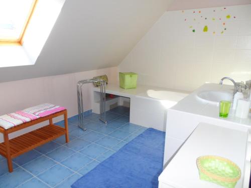 Baño blanco con lavabo y bañera en Grande Villa avec Jardin, Proche Plage et Centre de Villers-sur-Mer - FR-1-487-310, en Villers-sur-Mer