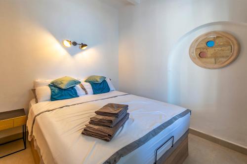 1 dormitorio con 1 cama con toallas en La Castillita - Port de Soller Seaview Apartment - Perfect for Couples, en Puerto de Sóller