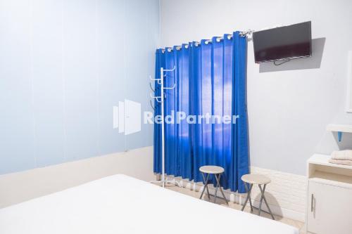 Televisyen dan/atau pusat hiburan di Londres Bed and Breakfast RedPartner near Gembira Loka Zoo
