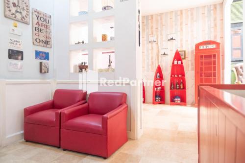 Ruang duduk di Londres Bed and Breakfast RedPartner near Gembira Loka Zoo