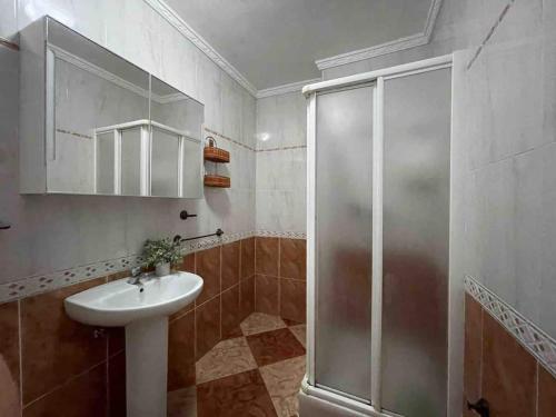 ein Bad mit einem Waschbecken und einer Dusche in der Unterkunft Espectacular apartamento junto al mar in Chipiona