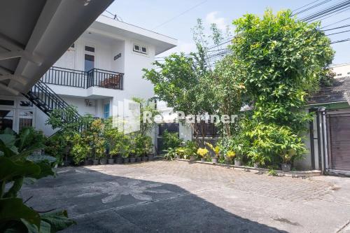 Taman di luar Londres Bed and Breakfast RedPartner near Gembira Loka Zoo