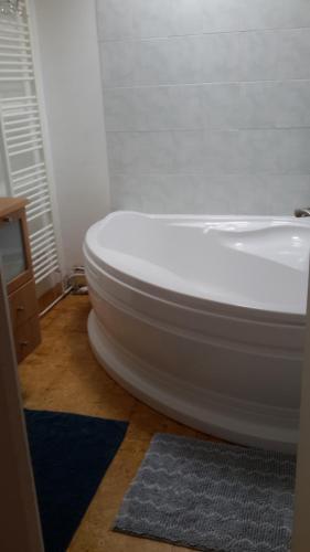 een badkamer met een wit toilet in een kamer bij Maison cosy vue sur la rade Tourlaville in Cherbourg en Cotentin