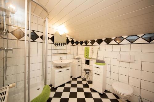 ラムサウ・アム・ダッハシュタインにあるHaus Silberdistelの黒と白のチェックフロアのバスルーム