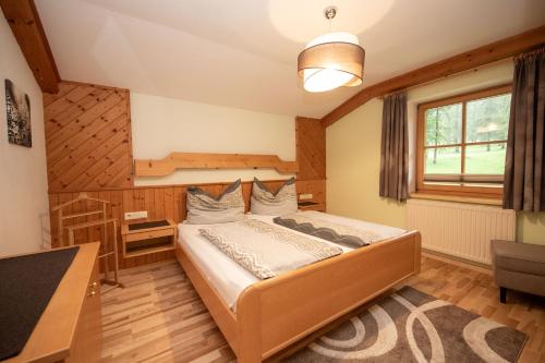 A bed or beds in a room at Haus Silberdistel