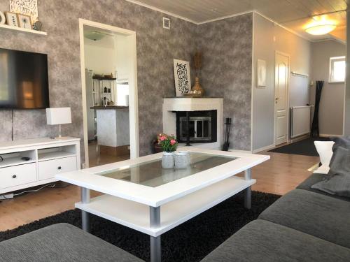 - un salon avec une table basse blanche dans l'établissement Big house, sauna, Wi-Fi, Isaberg, MTB, skiing, golf, à Gnosjö
