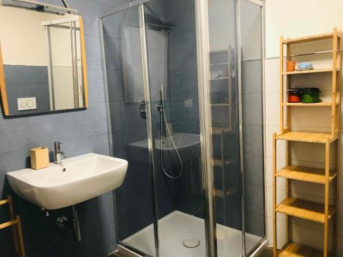 ein Bad mit einer Dusche und einem Waschbecken in der Unterkunft Donna Flor casa vacanze in Barletta