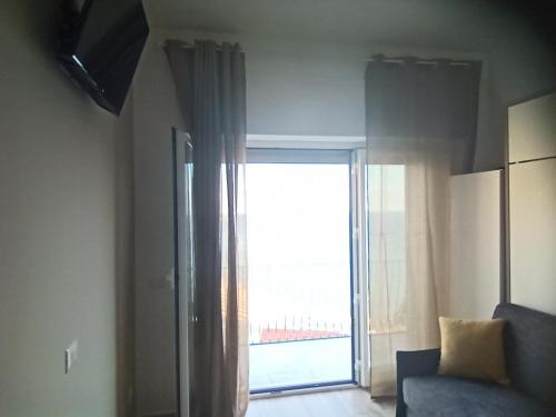 salon z dużym oknem i kanapą w obiekcie Cristalli di mare room w mieście Sperlonga