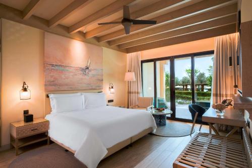 Voodi või voodid majutusasutuse Saadiyat Rotana Resort and Villas toas