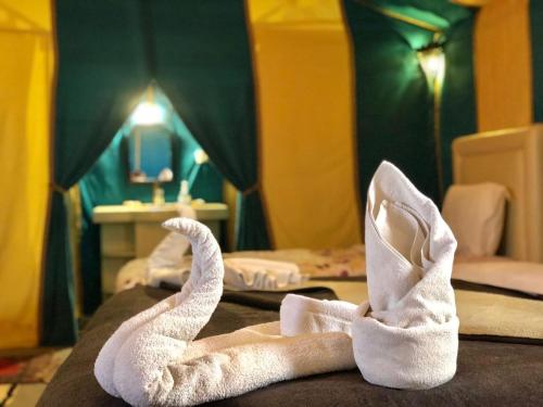 Postel nebo postele na pokoji v ubytování Glamorous Luxury Camp