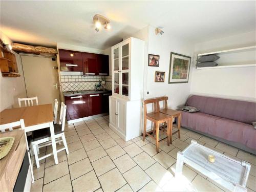 - un salon avec un canapé et une table dans l'établissement Appartement La Salle-les-Alpes, 1 pièce, 4 personnes - FR-1-330F-143, à Serre Chevalier