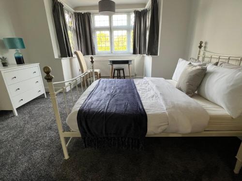 a bedroom with a large bed and a window at Three. bedroom detached houes in St .AIbans city in St. Albans