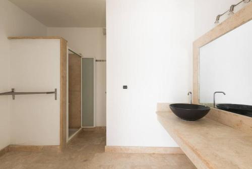 łazienka z czarną miską na ladzie w obiekcie Rome villa swimming pool w mieście Campagnano di Roma
