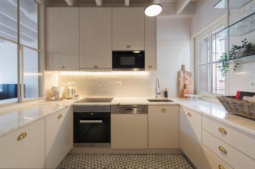Mouzinho Luxury 3BR Flat l 5 min Walk to Ribeira by Lovelystay