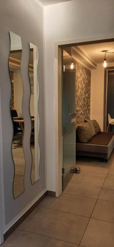 een kamer met twee spiegels aan de muur bij Fewo Relax Family in Borken
