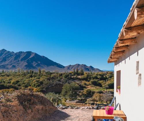 - une vue depuis la terrasse couverte d'une maison avec des montagnes en arrière-plan dans l'établissement Cabaña Paraíso Cachi, à Cachí
