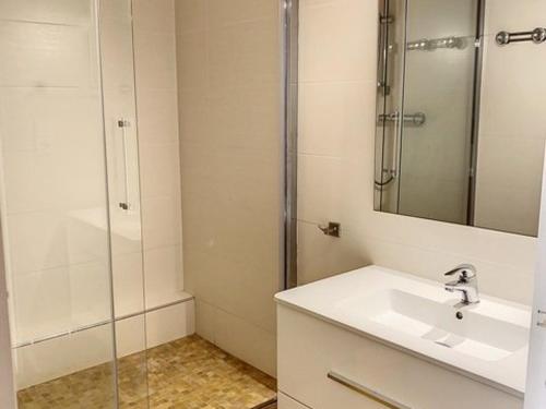 une salle de bain avec un lavabo et une douche en verre dans l'établissement Charmant T2 à La Favière avec piscine et parking privé, proche plages et commerces - FR-1-610-13, à Bormes-les-Mimosas