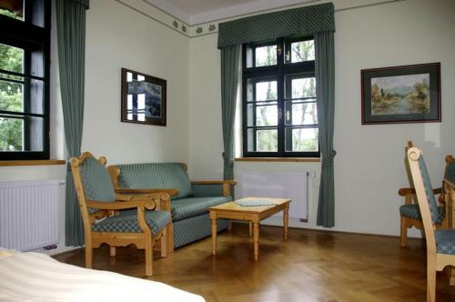 Ein Sitzbereich in der Unterkunft Hotel Svatý Tomáš