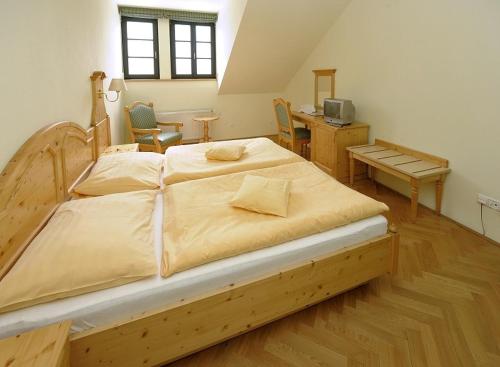 Ein Bett oder Betten in einem Zimmer der Unterkunft Hotel Svatý Tomáš
