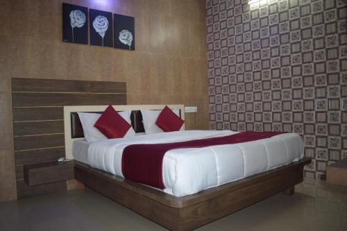 Postel nebo postele na pokoji v ubytování The Sky Comfort - Hotel The Heaven, Dwarka