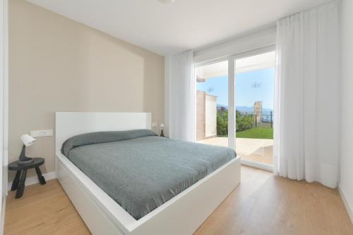 Postel nebo postele na pokoji v ubytování Olée Torrox Costa Holiday Rentals by Fuerte Group