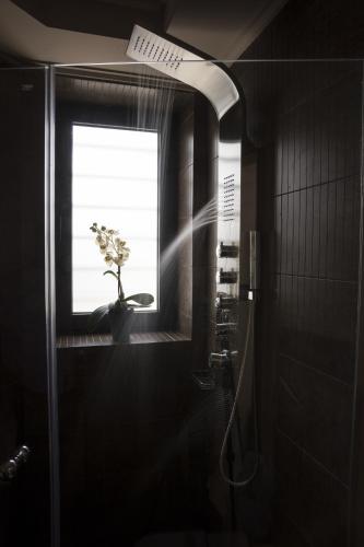 a bathroom with a window with a plant in it at Villa-Azalea in Almirida