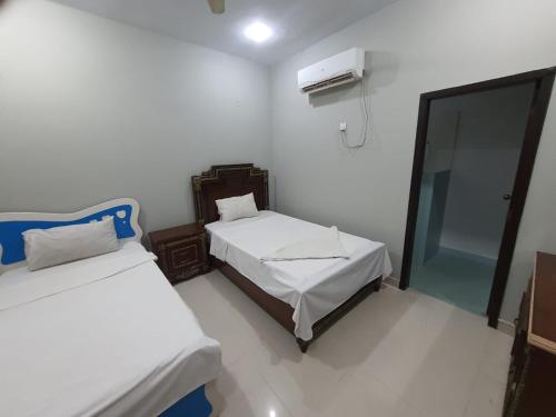 سرير أو أسرّة في غرفة في Patel Residency Apartment