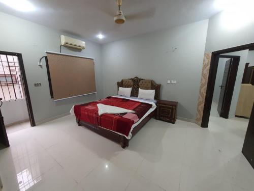 سرير أو أسرّة في غرفة في Patel Residency Apartment