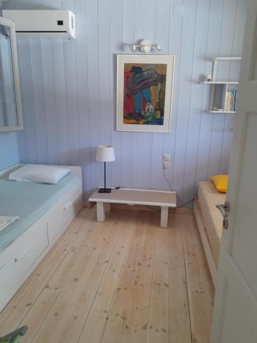 Habitación con cama y mesa. en Villa Menta, en Lefkada