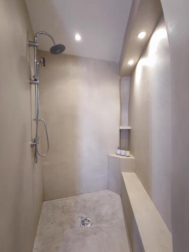 La salle de bains est pourvue d'une cabine de douche et d'un lavabo. dans l'établissement Esquiros, à La Ciotat