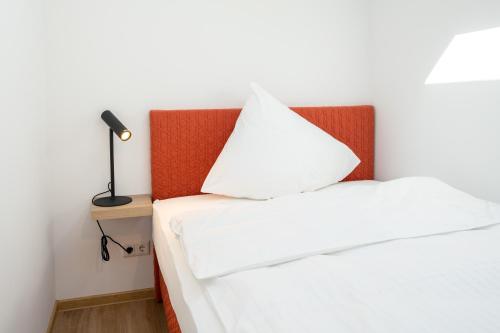 ein Schlafzimmer mit 2 Betten und einer Lampe auf einem Nachttisch in der Unterkunft Suites Lohne in Lohne