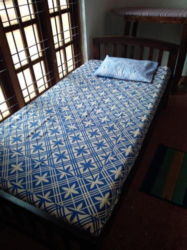 En eller flere senge i et værelse på Holiday Room Anuradapura