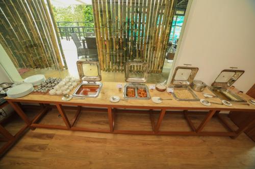 una mesa con un montón de artículos en ella en WOW Bison Woods Organic Veg Resort - Yercaud, en Yercaud