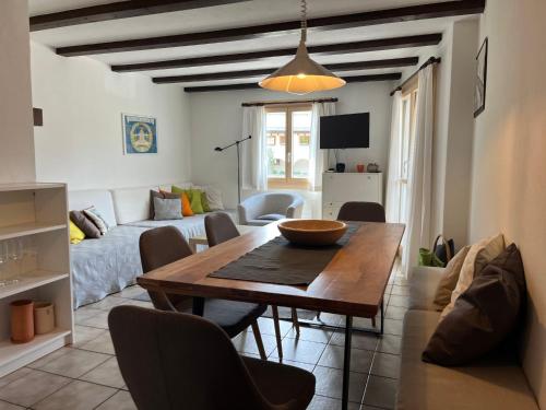 eine Küche und ein Wohnzimmer mit einem Holztisch und Stühlen in der Unterkunft Apartment Residenza Chesa Margun 13-4 by Interhome in Surlej