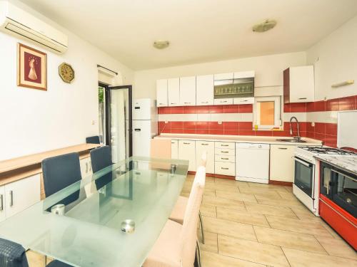 Kuchyň nebo kuchyňský kout v ubytování Holiday Home Anđela by Interhome