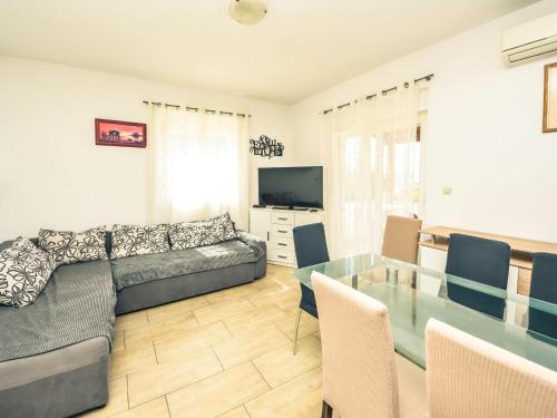 TV a/nebo společenská místnost v ubytování Holiday Home Anđela by Interhome