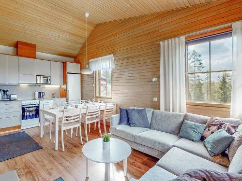 ルカにあるHoliday Home Aurinkoranta by Interhomeのリビングルーム(ソファ、テーブル付)、キッチンが備わります。