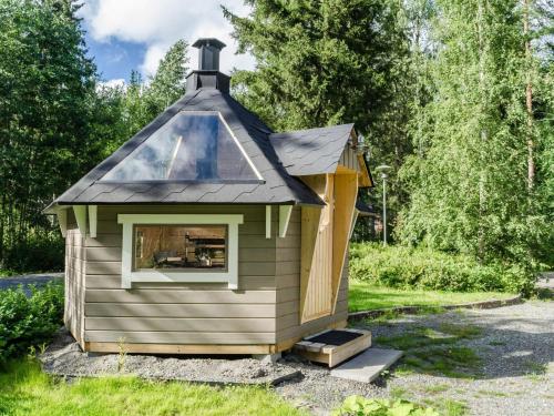 une petite cabine avec un toit incliné dans l'établissement Holiday Home Welhotar by Interhome, à Kolinkylä