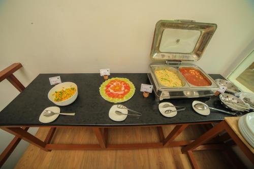 una mesa con diferentes tipos de alimentos. en WOW Bison Woods Organic Veg Resort - Yercaud, en Yercaud