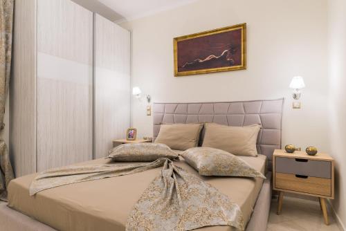 1 dormitorio con 1 cama y una foto en la pared en Danae Luxury Apartment en Samos