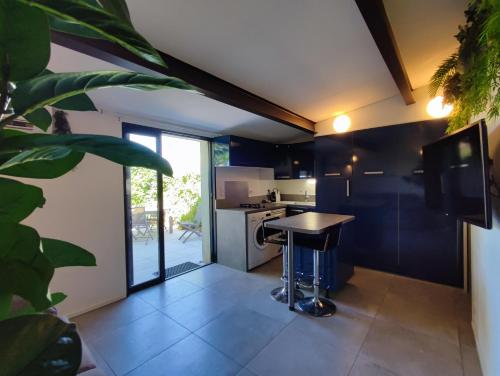 Kjøkken eller kjøkkenkrok på L'OUSTO - Studio avec magnifique Terrasse à 5 min de Cassis