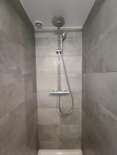 une douche avec pommeau de douche dans une salle de bain dans l'établissement L'OUSTO - Studio avec magnifique Terrasse à 5 min de Cassis, à La Bédoule